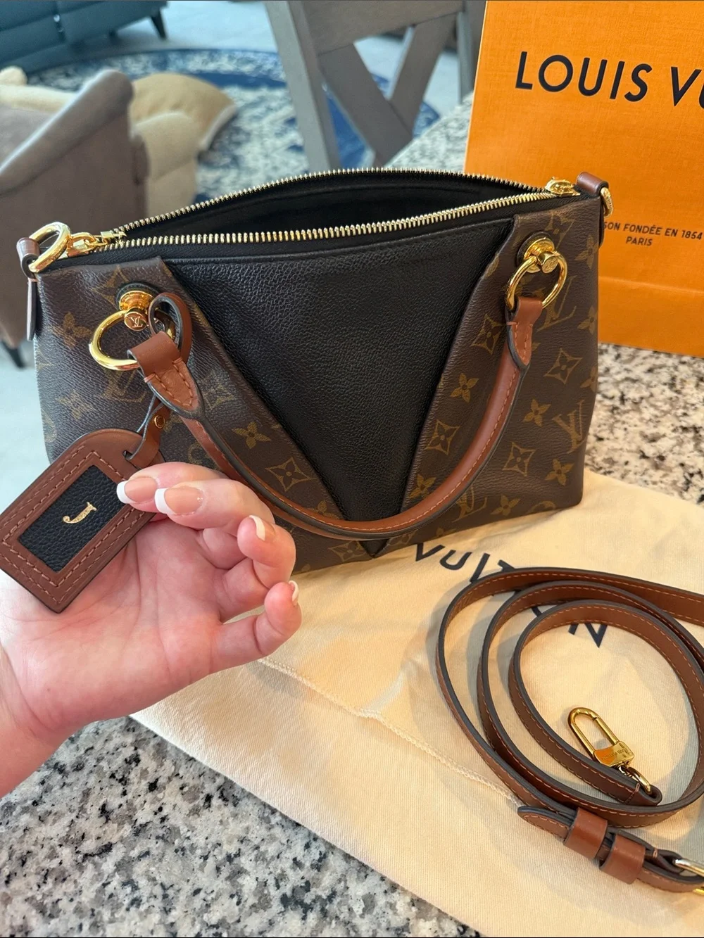 Louis Vuitton V tote BB Noir CARA Brown Monogram Black V-Panel Crossbody Bag - Picture 5 of 7